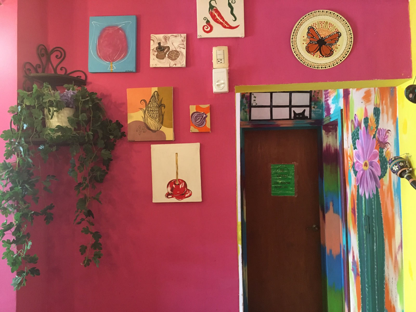 Interior colorido de La Casa de las Quesabirrias
