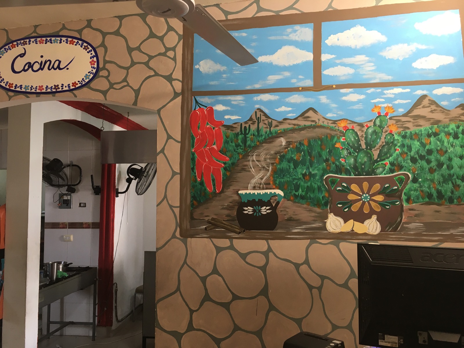 Mural artesanal en la cocina del restaurante