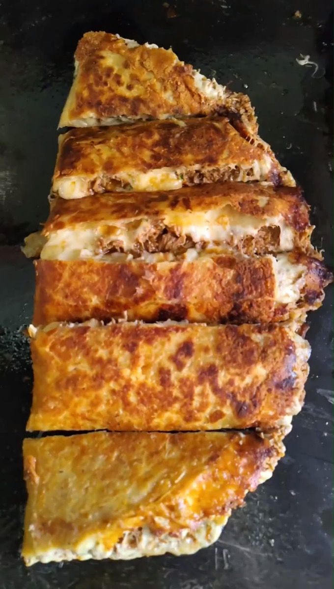 Quesabirria gigante bañada en consomé